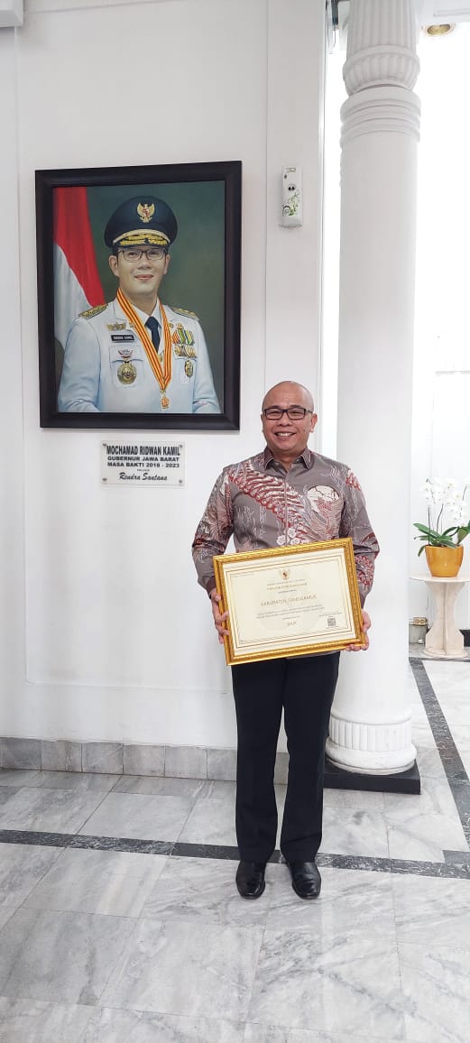 Sekda Kabupaten Tanggamus Menerima Penghargaan Sistem Merit 2023 Dalam Pengisian Jabatan Pimpinan Tinggi (JPT) dari Komisi Aparatur Sipil Negara (KASN)