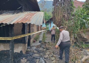 Polsek Simanindo Bantu Padamkan Api dan Amankan TKP Kebakaran Rumah