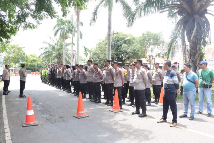 Kapolres Indramayu Jamin Keamanan Hari Pertama Rapat Pleno di KPUD Indramayu, Ratusan Personel TNI – Polri Dikerahkan