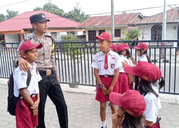 Bhabinkamtibmas Polsek Simanindo, Cegah Pengaruh Gadget Terhadap Pelajar SD