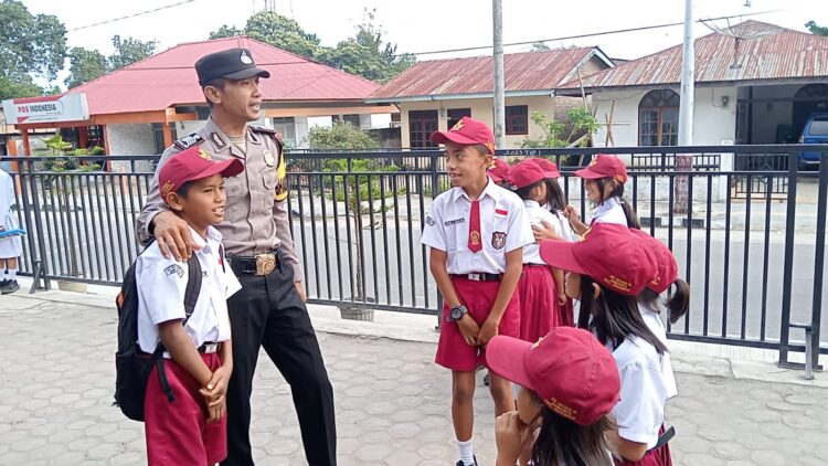Bhabinkamtibmas Polsek Simanindo, Cegah Pengaruh Gadget Terhadap Pelajar SD