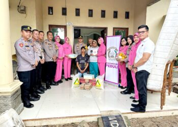 Kapolres Pringsewu Kunjungi Anggotanya Yang Terkena Musibah Banjir