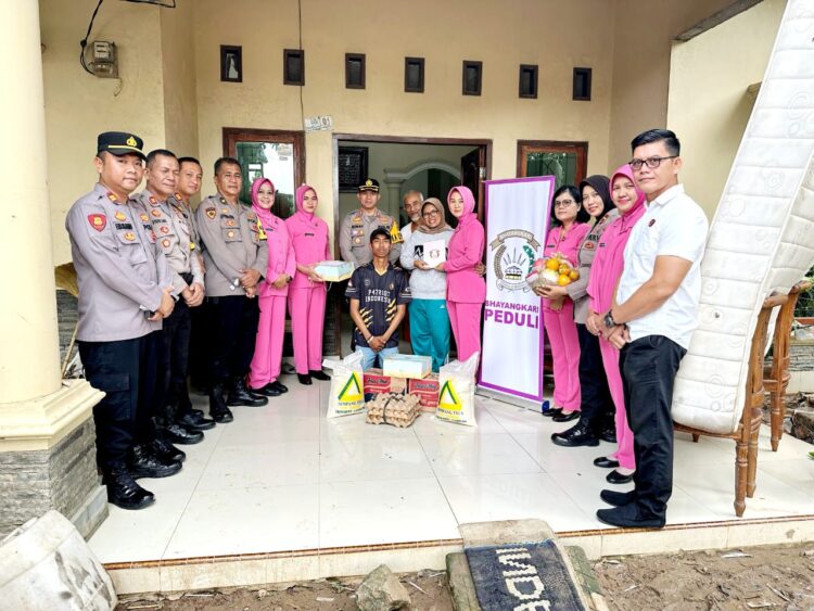 Kapolres Pringsewu Kunjungi Anggotanya Yang Terkena Musibah Banjir