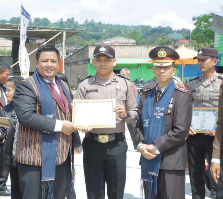 Personil Polres Samosir Raih Penghargaan Prestasi dari Pemkab Samosir
