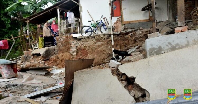 BPBD Kabupaten Bekasi Gerak Cepat Tangani Longsor di Bojongmangu