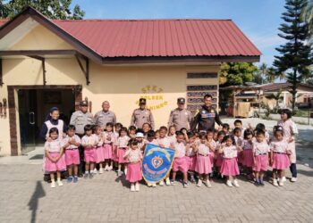 Bertugas Sebagai Sahabat Anak, Polsek Simanindo Sambut Hangat Kunjungan dari TK ASSISI Tomok