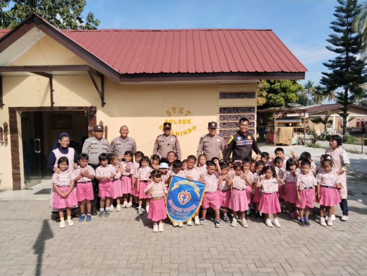 Bertugas Sebagai Sahabat Anak, Polsek Simanindo Sambut Hangat Kunjungan dari TK ASSISI Tomok