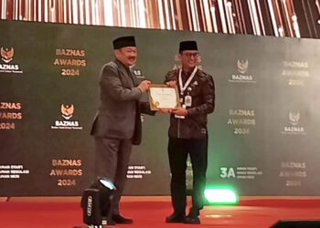 Pj. Bupati Banyumas Terima Penghargaan BAZNAS Award 2024