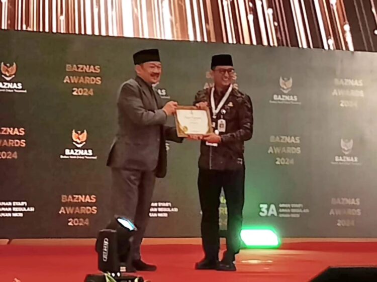 Pj. Bupati Banyumas Terima Penghargaan BAZNAS Award 2024