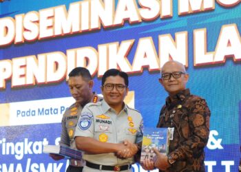 Jasa Raharja dan Korlantas Polri Serahkan Buku Pendidikan Lalu Lintas Kepada Tenaga Pengajar di Jawa Timur