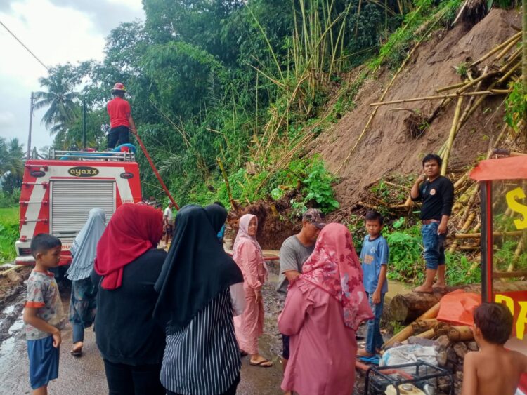 Hanya Berjarak 3 Bulan Longsor Kembali Terjadi di Padang Belimbing Nagari Koto Sani, Warga Minta Pemkab Solok Serius, Sebelum Memakan Korban Jiwa