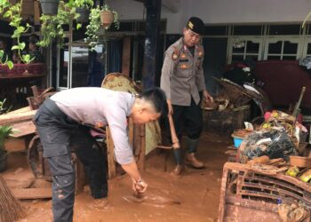 Polda Jateng terjunkan Personel Ditsamapta, Bantu Warga Terdampak Banjir di Pekalongan