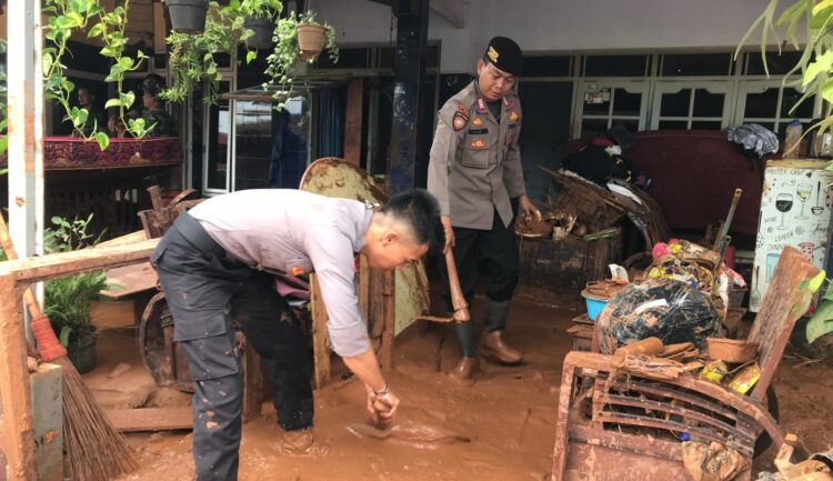 Polda Jateng terjunkan Personel Ditsamapta, Bantu Warga Terdampak Banjir di Pekalongan