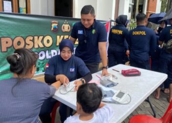 Biddokkes Polda Jateng Gelar Bakti Kesehatan Untuk Warga Terdampak Banjir  di Kota Semarang