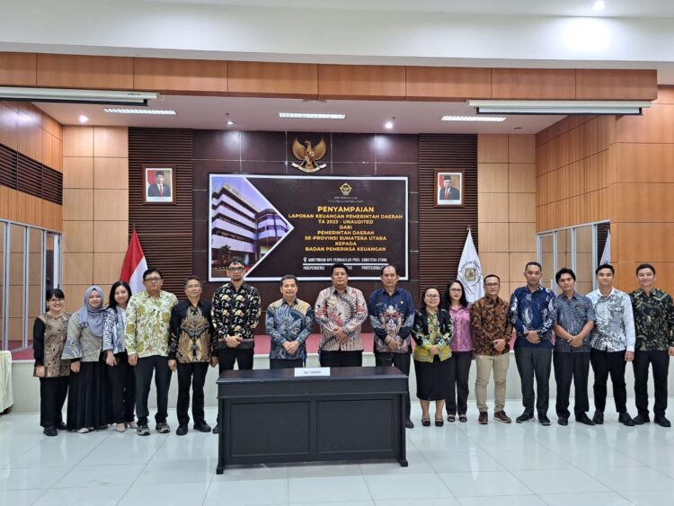 Bupati Samosir Serahkan Laporan Keuangan Unaudited Pemkab Samosir 2023 ke BPK RI Perwakilan Sumut.