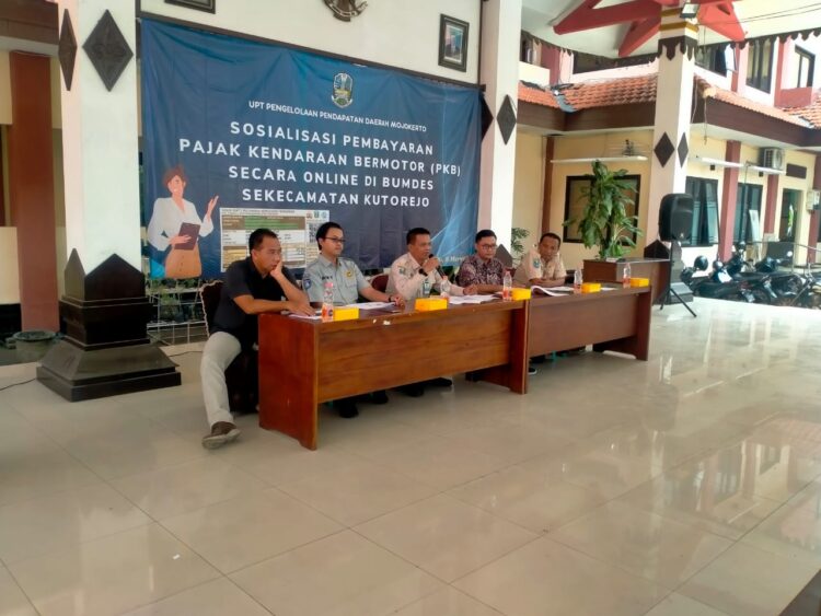 Mudahkan Masyarakat Lakukan Pembayaran Pajak Kendaraan Bermotor (PKB) dan SWDKLLJ, Tim Samsat Mojokerto Lakukan Sosialisasi Dengan Menggandeng BUMDes