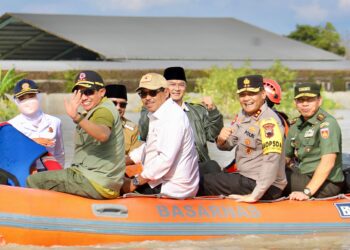 Kapolda Jateng beserta Kepala BNPB Cek Kondisi banjir di Demak