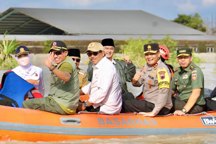 Kapolda Jateng beserta Kepala BNPB Cek Kondisi banjir di Demak
