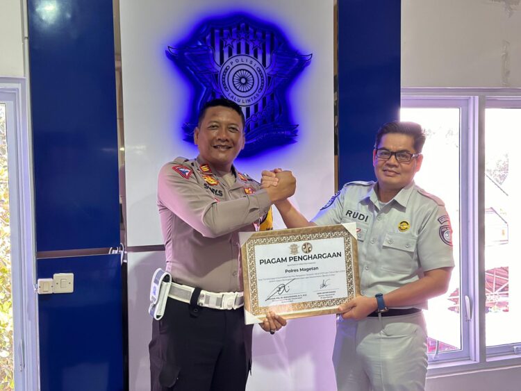 Sukses dalam Penyelenggaraan Pos Pelayanan Terpadu Natal 2023 dan Tahun Baru 2024, Jasa Raharja dan Korlantas Polri Beri Penghargaan Kepada Polres Magetan