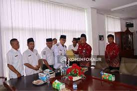 Awal Tahun 2024, Bupati Kaur H.Lismidianto Serahkan Sertifikat Tanah Hibah Pembagunan Balai Nikah Dan Gedung Manasik Haji