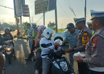 Bagikan Takjil, Aksi Simpatik Kolaborasi Jasa Raharja dan Polres Ngawi Himbau Masyarakat Tertib Berlalu Lintas