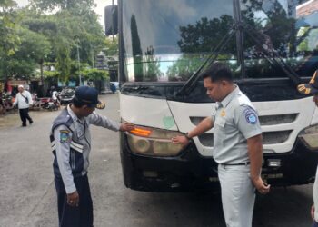Giat Ramp Check Kendaraan Angkutan Umum  di Terminal Trunojoyo Sampang