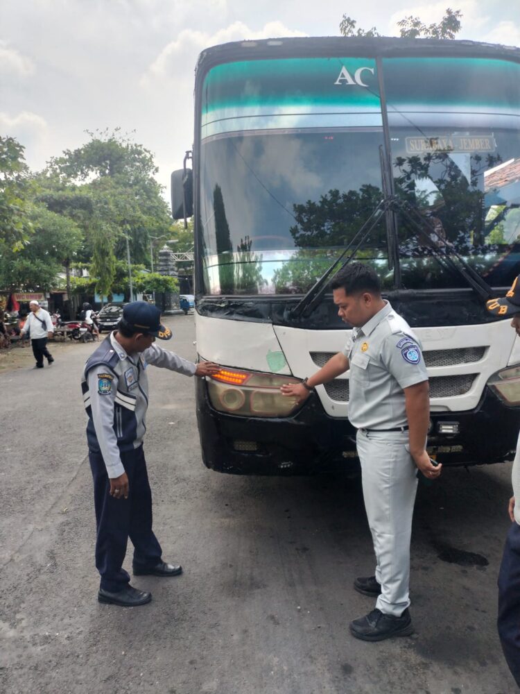 Giat Ramp Check Kendaraan Angkutan Umum di Terminal Trunojoyo Sampang