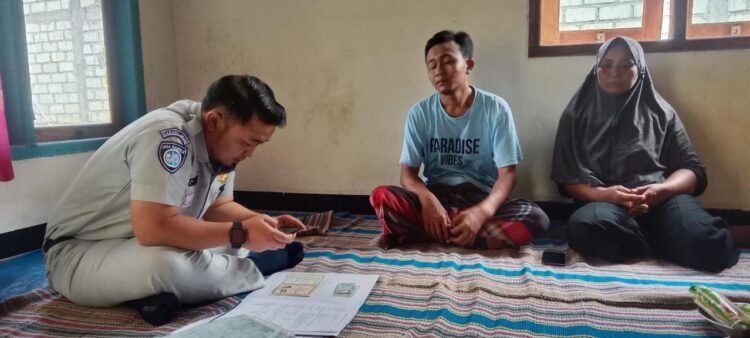 Jasa Raharja Tuban Memberikan Santunan Meninggal Dunia Kepada Keluarga Korban Kecelakaan di Soko Tuban