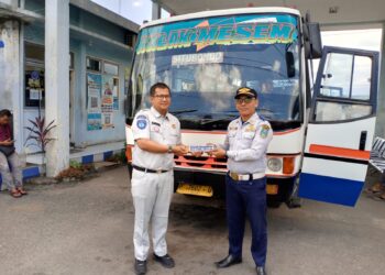 Pemasangan Stiker Himbauan “Tegur Pengemudi bila Ugal-Ugalan” pada Bus Jember Indah di Terminal Arjasa: Langkah Proaktif Dalam Meningkatkan Keselamatan Berlalu Lintas