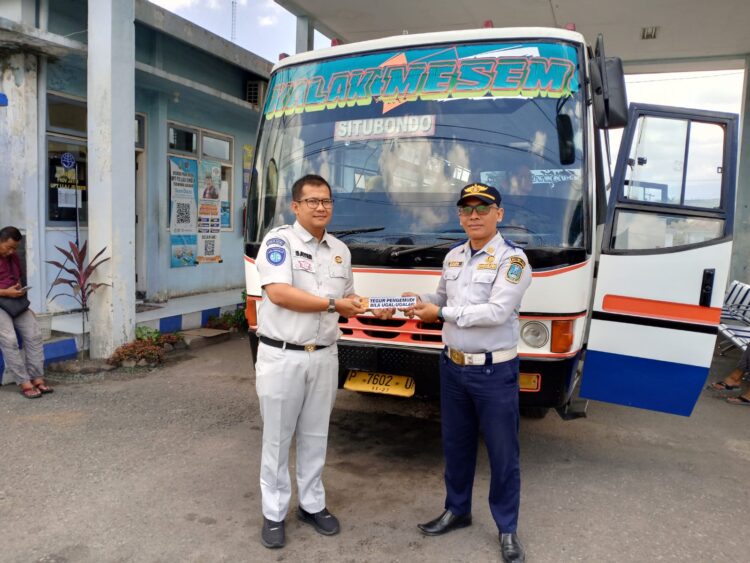 Pemasangan Stiker Himbauan “Tegur Pengemudi bila Ugal-Ugalan” pada Bus Jember Indah di Terminal Arjasa: Langkah Proaktif Dalam Meningkatkan Keselamatan Berlalu Lintas