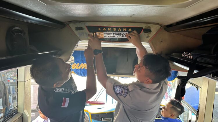 Cegah Laka Lantas Melibatkan Bus Menjelang Lebaran 2024, Jasa Raharja Pasang Sticker Himbauan Keselamatan