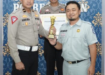 Penyerahan Trophy Juara 1 dan Piagam Penghargaan Atas Terselenggaranya Posyandu Nataru 2023/2024 Kepada Satlantas Polres Tuban