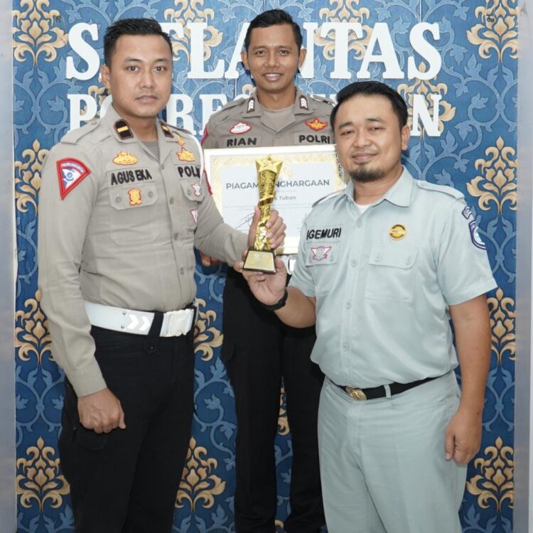Penyerahan Trophy Juara 1 dan Piagam Penghargaan Atas Terselenggaranya Posyandu Nataru 2023/2024 Kepada Satlantas Polres Tuban