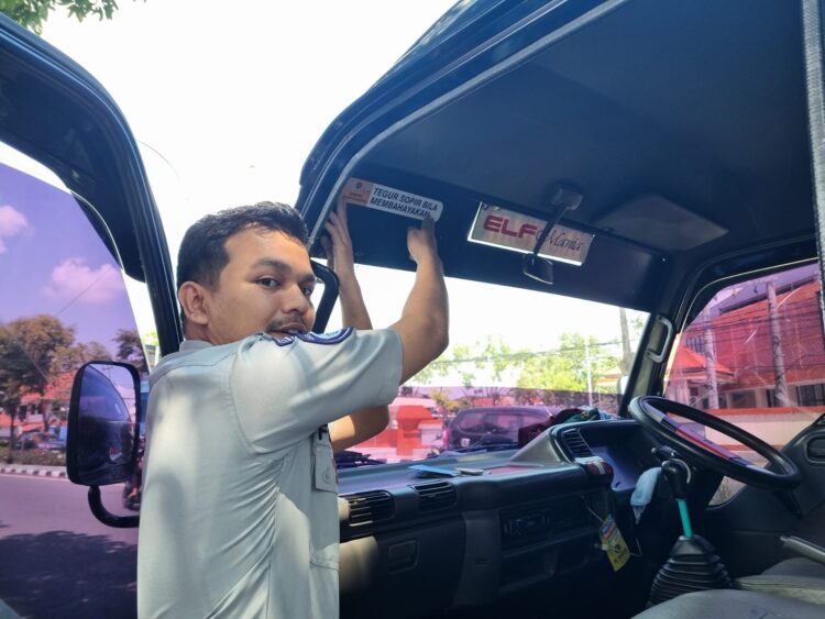 Pemasangan Sticker Himbauan Keselamatan Sebagai Upaya Jasa Raharja Pamekasan Cegah Laka Lantas Jelang Mudik Lebaran