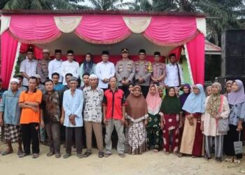 Penuh Haru, Pj. Bupati Padang Lawas Utara Bersama Kapolres Tapanuli Selatan Memberikan Bantuan Paket Sembako dan Uang Tunai ke Nenek Tuna Netra dan Kakek Sebatang Kara Kurang Mampu