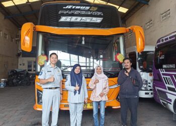 Pemasangan Stiker Himbauan Keselamatan di Armada Bus Pariwisata Langkah Proaktif Dalam Meningkatkan Keselamatan Angkutan Penumpang Umum