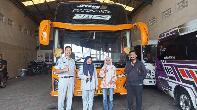 Pemasangan Stiker Himbauan Keselamatan di Armada Bus Pariwisata Langkah Proaktif Dalam Meningkatkan Keselamatan Angkutan Penumpang Umum