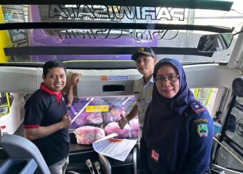 Tingkatkan Socio Enginering dalam Pencegahan Laka Lantas Jelang Lebaran 2024, Jasa Raharja Pasang Sticker Himbauan Keselamatan