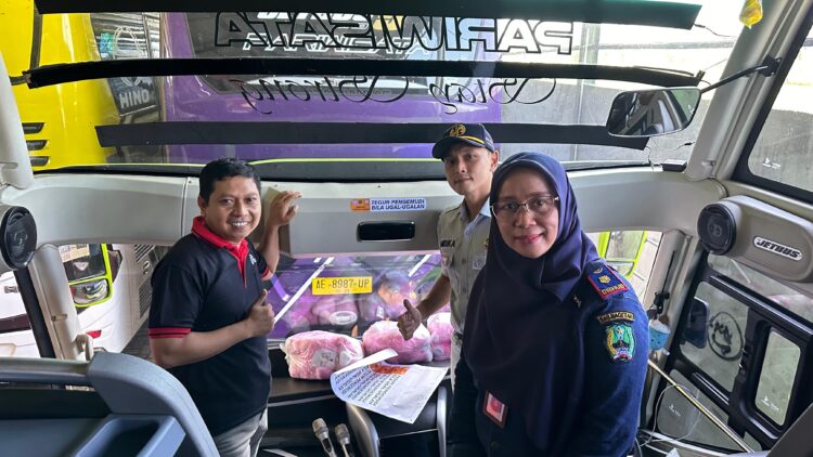 Tingkatkan Socio Enginering dalam Pencegahan Laka Lantas Jelang Lebaran 2024, Jasa Raharja Pasang Sticker Himbauan Keselamatan