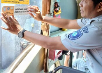 Jelang Perayaan Idul Fitri 1445 H Tahun 2024, Jasa Raharja Kediri  Gelar Aksi Tempel Stiker Himbauan dibeberapa Perusahaan Oto Bus