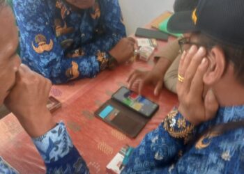 LSM Desak Bupati Taput Copot Camat Sipahutar , Main Ludo Saat Jam Kerja dan Konfirmasi Wartawan Cuek Bebek