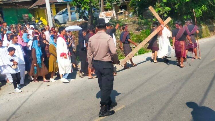 Polres Samosir Turunkan 81 Orang Personil Untuk Mengamankan Pelaksanaan Ibadah Jalan Salib dan Jumat Agung