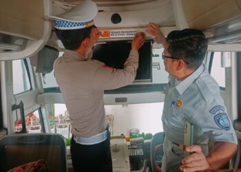 Pasang Sticker Himbauan di Bus Mudik Gratis Tahun 2024, Upaya Jasa Raharja MadiunTingkatkan Socio Enginering dalam Pencegahan Laka Lantas