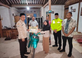 Tim Samsat Ngawi Serahkan Hadiah Umroh Wajib Pajak Patuh Periode I 2024