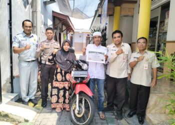 Apresiasi Wajib Pajak Yang Patuh, Tim Samsat Pasuruan Kota Serahkan Hadiah Berupa Paket Umroh