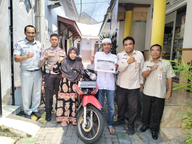 Apresiasi Wajib Pajak Yang Patuh, Tim Samsat Pasuruan Kota Serahkan Hadiah Berupa Paket Umroh