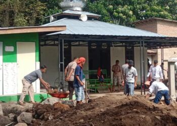 Kapolsek Harian Memimpin Gotong Royong Pembangunan Masjid Nurul Huda