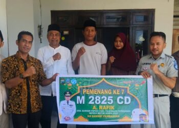 Pemberian Apresiasi Wajib Pajak, Tim Samsat Pamekasan Serahkan Hadiah Berupa Paket Umroh