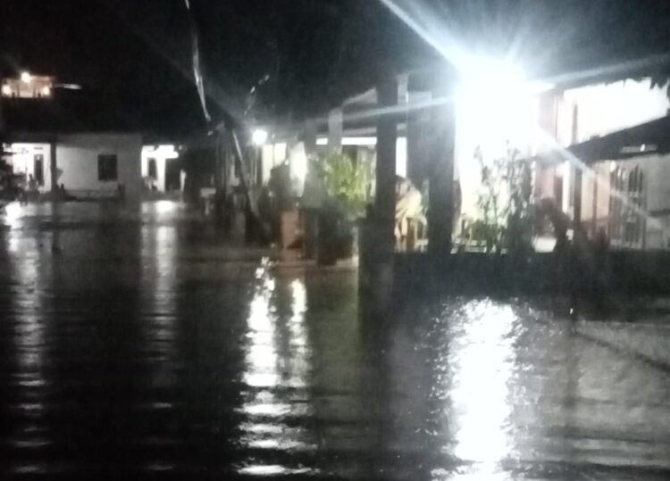 ‘ Banjir Melanda Lima RT di RW 05 : Kelurahan Pekan Sabtu Kec Selebar Kota Bengkulu, Warga Terdampak Mencari Perlindungan