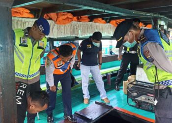 Pengecekan Kelayakan Kapal Motor Penumpang oleh Pos Pelayanan Tomok